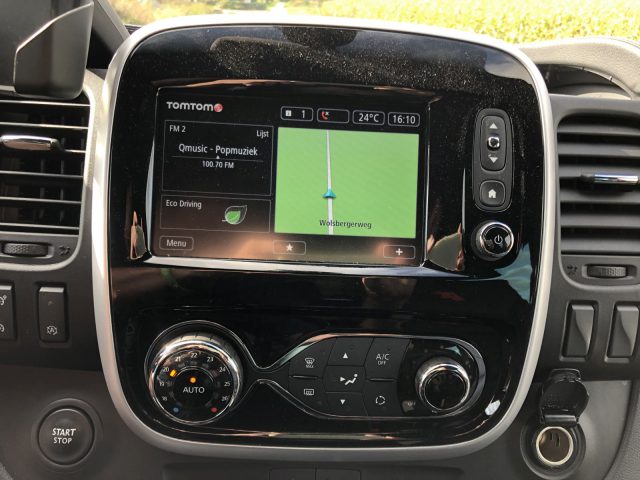 Het dashboard van een Opel Vivaro met een GPS-apparaat.