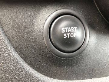 De start-stopknop op de Opel Vivaro.