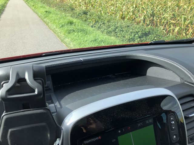 Het dashboard van een Opel Vivaro op een landweg.