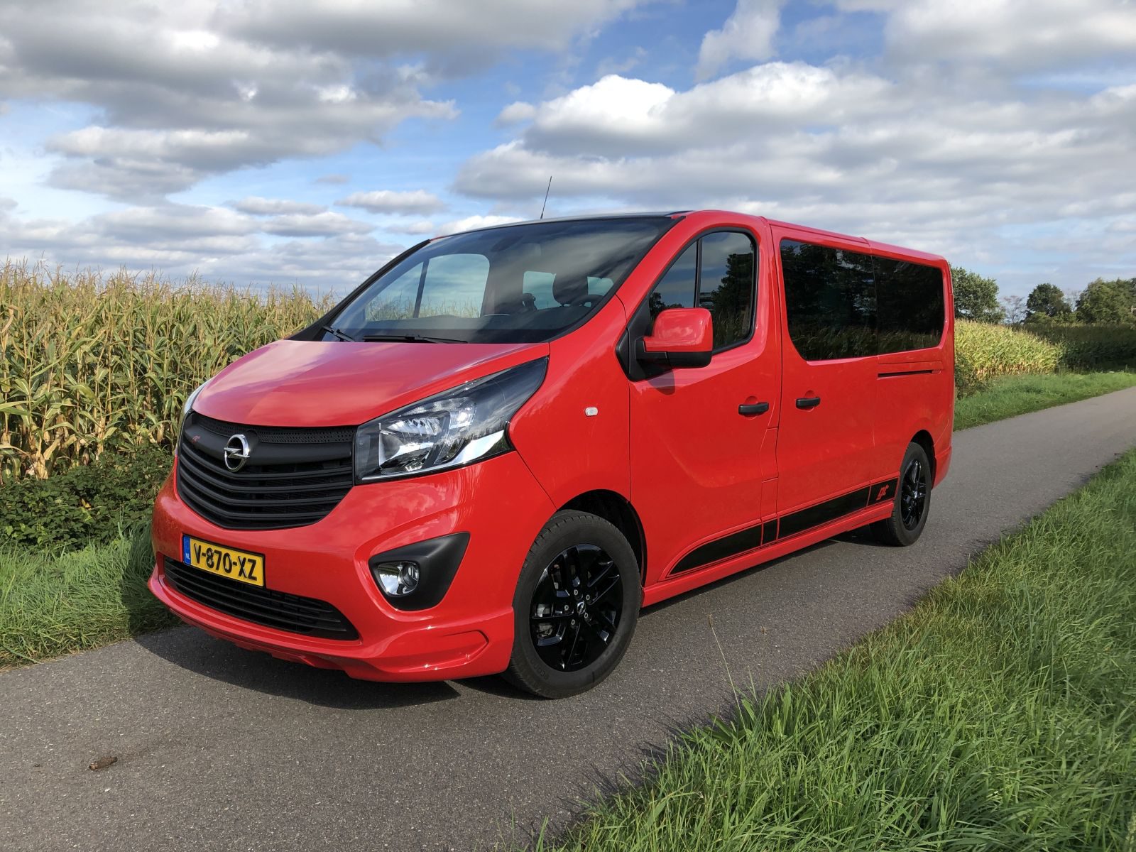 Een Opel Vivaro-busje rijdt over een landweg.