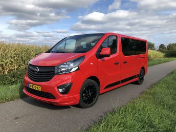 Een Opel Vivaro-busje rijdt over een landweg.