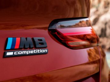 BMW M8 Coupé-wedstrijdbadge op een rode auto.
