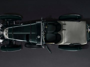 Bovenaanzicht van een klassieke auto op de IAA op een zwarte achtergrond.
