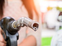 Een vrouw is haar auto aan het vullen met brandstof.