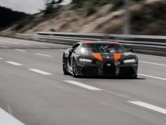 Een Bugatti die over de snelweg rijdt.