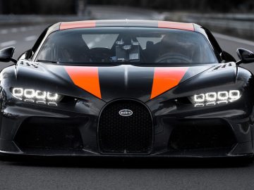 Een zwart-oranje Bugatti Chiron die over de weg rijdt op de IAA.
