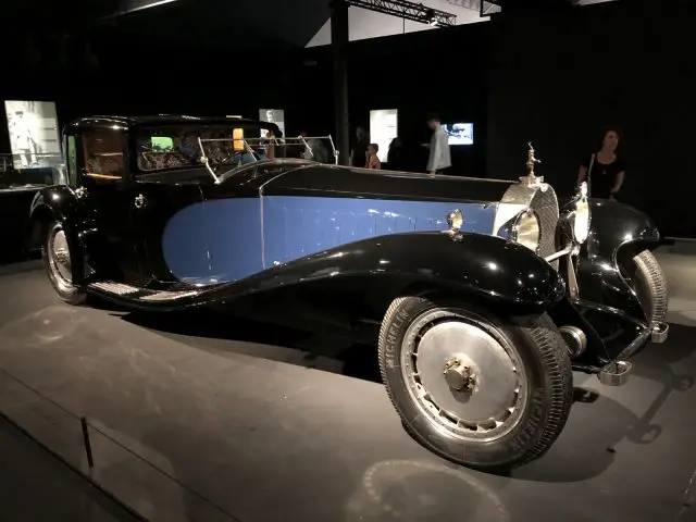 Een zwart-blauwe auto is te zien in het Cité de l'Automobile-museum.