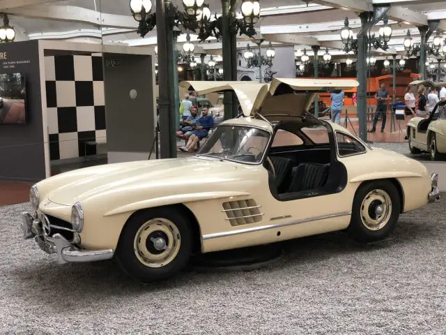 Een Mercedes Benz 300SL is te zien in het Cité de l'Automobile-museum.
