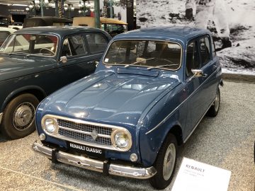 In het museum Cité de l'Automobile staat een blauwe auto tentoongesteld.