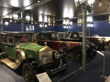 Antieke auto's tentoongesteld in het Cité de l'Automobile-museum.