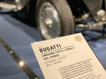 In het museum Cité de l'Automobile staat een Bugatti-auto tentoongesteld.