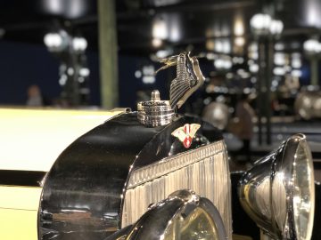 De motorkap van een oldtimer is te zien in het Cité de l'Automobile-museum.