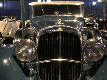 In het museum Cité de l'Automobile wordt een antieke auto tentoongesteld.