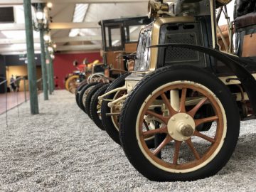 Een verzameling antieke auto's te zien in het Cité de l'Automobile-museum.