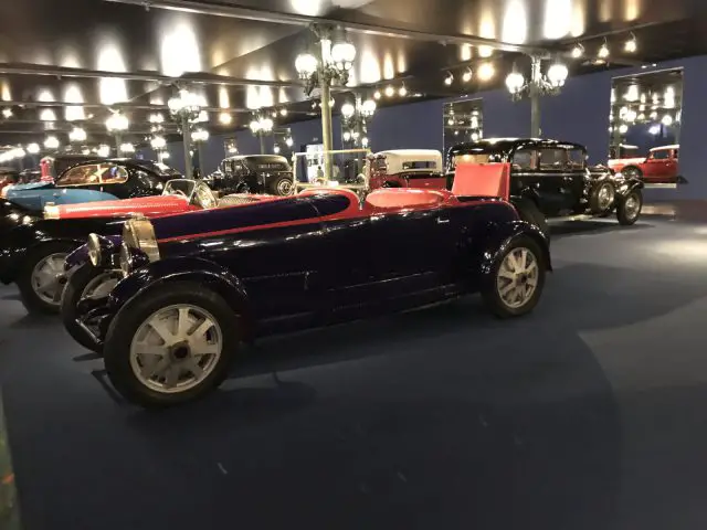 Een verzameling antieke auto's in het Cité de l'Automobile-museum.