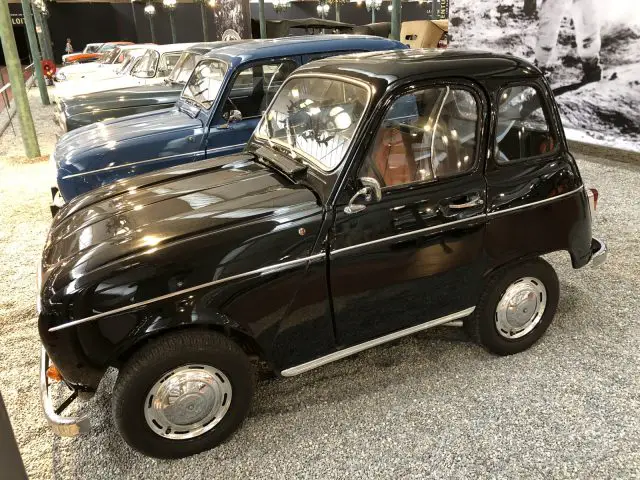 In het museum Cité de l'Automobile staat een kleine zwarte auto tentoongesteld.