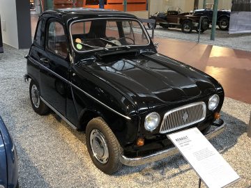 In het museum Cité de l'Automobile staat een kleine zwarte auto tentoongesteld.