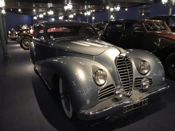 In het museum Cité de l'Automobile wordt een klassieke auto tentoongesteld.