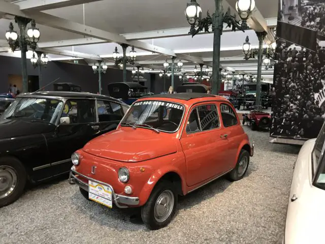 Een Fiat 500 staat tentoongesteld in het Cité de l'Automobile-museum.