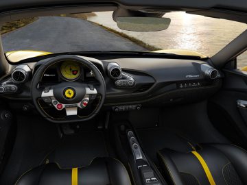 Het interieur van een Ferrari F8 Spider-sportwagen.