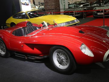 Een rode sportwagen is te zien op de autoshow MotorWorld IAA 2019.