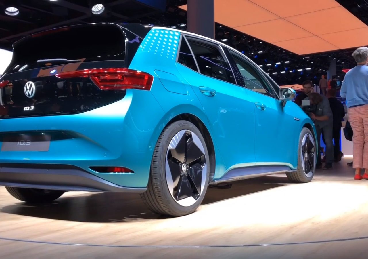 Op de IAA-autoshow van Frankfurt is een blauwe Volkswagen e-viva te zien.