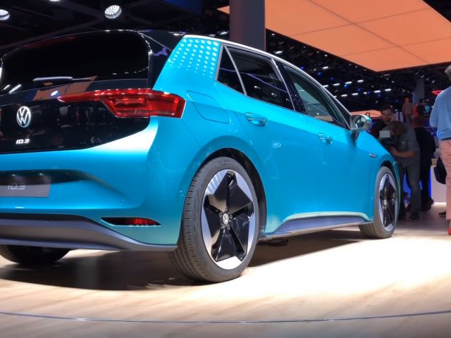 Op de IAA-autoshow van Frankfurt is een blauwe Volkswagen e-viva te zien.