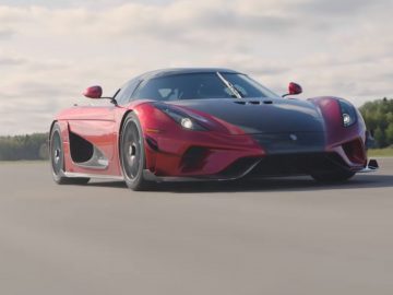 De supercar Koenigsegg Regera rijdt over de weg.