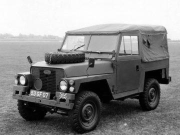 Een zwart-witfoto van een oude Land Rover Defender.