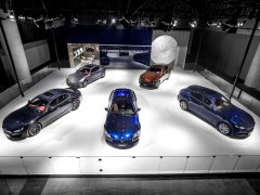 Een groep Maserati-auto's tentoongesteld in een showroom.