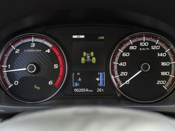 Het dashboard van een Mitsubishi L200 met verschillende meters.