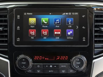 Het dashboard van een Mitsubishi L200 met touchscreen.