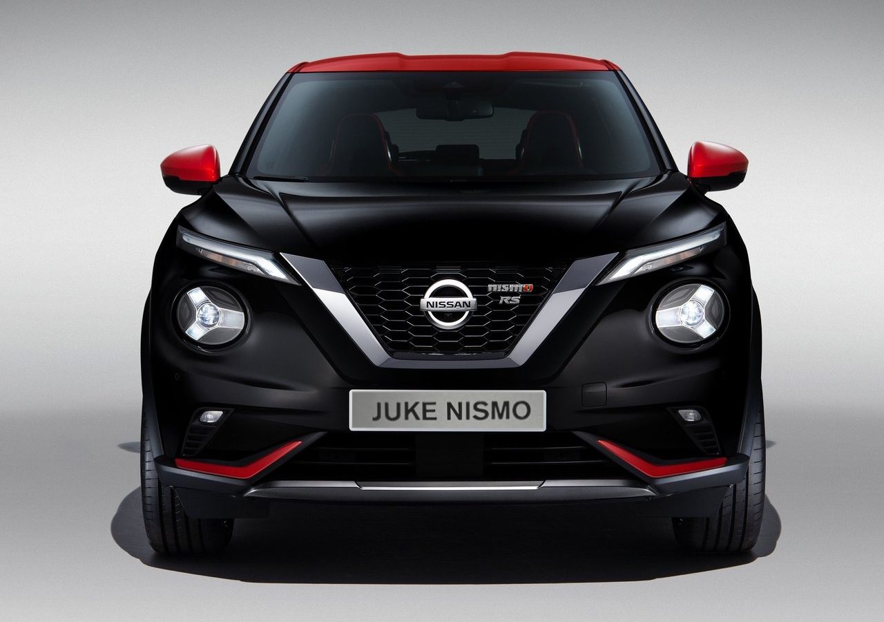 De Nissan Juke wordt weergegeven in het zwart en rood.
