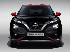 De Nissan Juke wordt weergegeven in het zwart en rood.