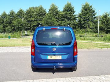 Een Opel Combo Tour geparkeerd op een parkeerplaats.