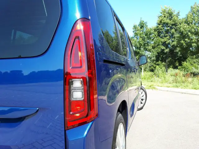 De achterkant van een blauwe Opel Combo Tour.