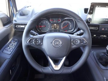 Het stuur en het dashboard van de Opel Combo Tour.