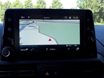 Een Opel Combo Tour met een GPS-scherm op het dashboard.