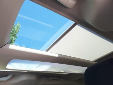 Een schuifdak in een Opel Combo Tour met uitzicht op de lucht.