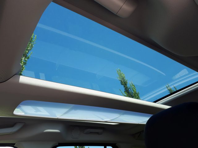 Het schuifdak van een Opel Combo Tour met uitzicht op de lucht.