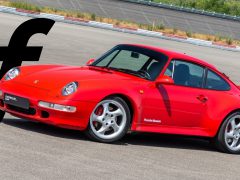 Voor de letter f in Autoprijzen 1996 staat een rode Porsche 911 geparkeerd.