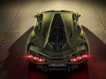 De nieuwe Lamborghini Huracan wordt in het donker tentoongesteld.