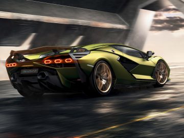 Een groene Lamborghini-sportwagen rijdt over een weg.
