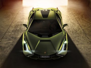 De Lamborghini staat geparkeerd in een garage.