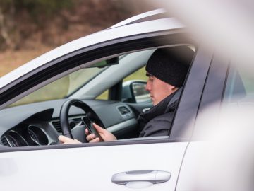 Smartphonegebruik in de auto