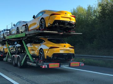 Toyota GR Supra op een transportrailer - AutoRAI.nl