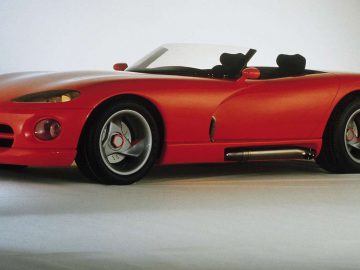 Een rode Dodge-sportwagen op een witte achtergrond.