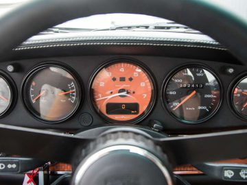 Het Porsche-stuur en de meters van een sportwagen.