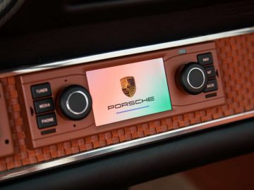 Het dashboard van een Porsche-auto met een touchscreen-display.