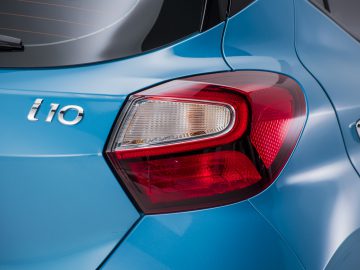 De achterkant van een blauwe Hyundai i10 met het woord iro erop.